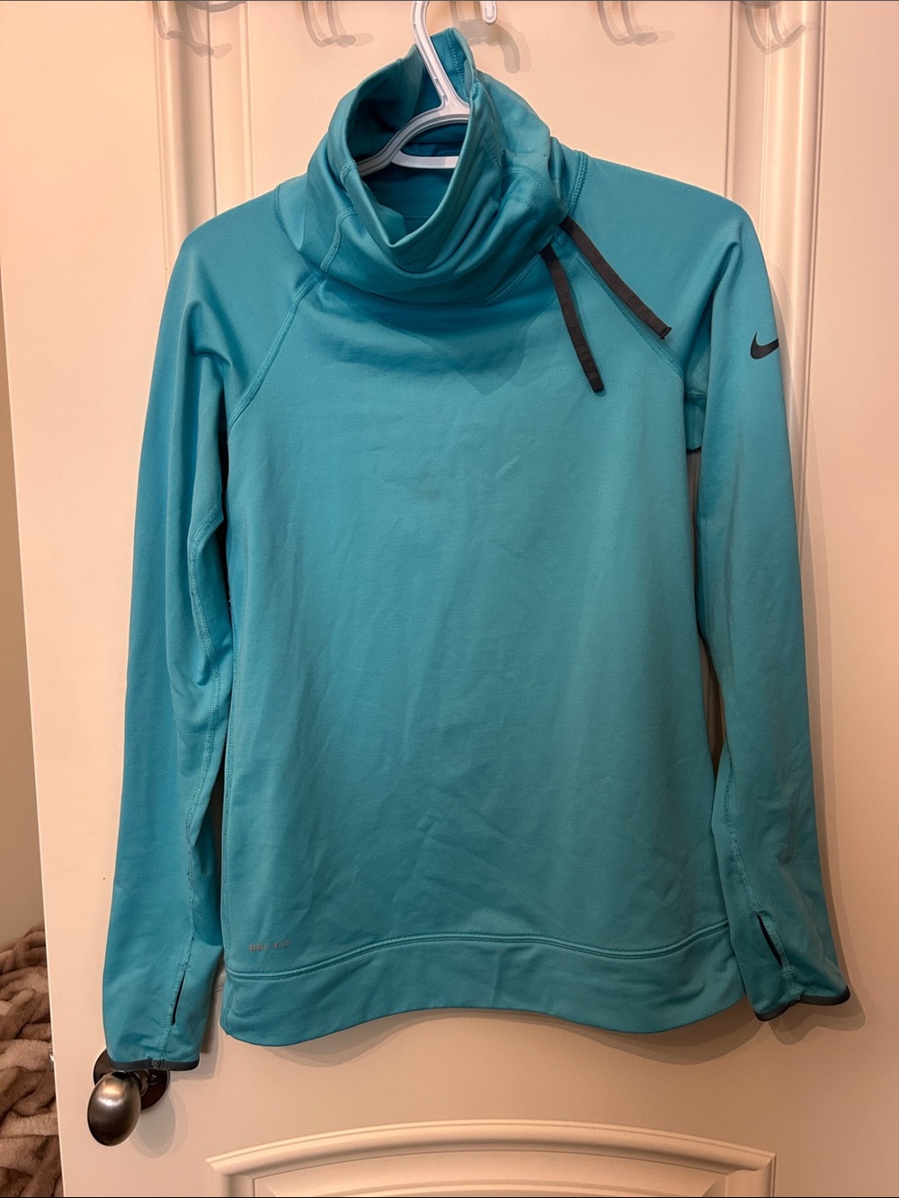 Nike Pro women’s Fri fit turtleneck
